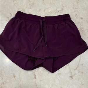 Lululemon Hottie  2.5 inch Shorts Size 4